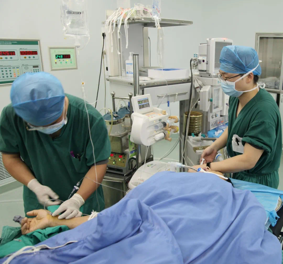 黄石有色医院骨外科成功救治外伤高危病人 既救命也要保住患者腿