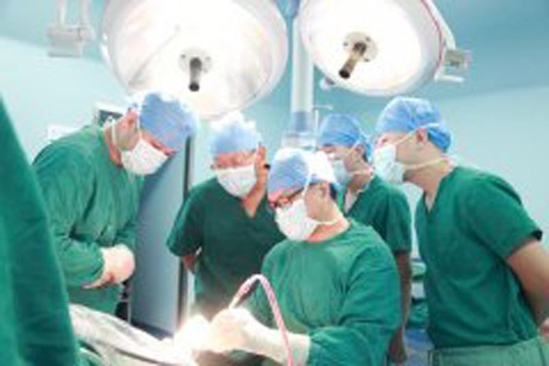 国家级神经外科专家许百男教授莅临汉阳医院手术