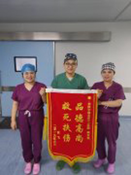 天使半夜下班路边救人受赞誉