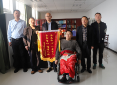 大爱激越励志强 ——残疾学子胡泽洋和父亲给文理学院送锦旗立志