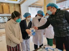 汉阳医院给外援医护人员送元宵和防护药品