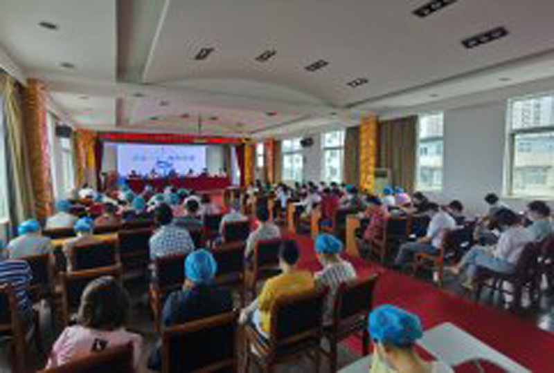 全国人大代表、中铁勘测设计院党委书记刘自明 亲赴汉阳医院赠送