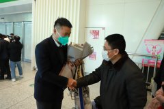 张芾主席到机场欢迎援非抗疫英雄张绍悟医生凯旋