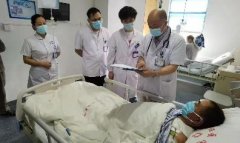 天降撬棍刺进左胸 六旬男子奇迹生还